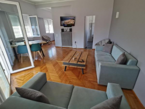 Penthouse spacious w super wifi & terrace, 2 min from metro